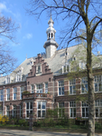 844261 Gezicht op de gevel van het voormalige St. Antonius Ziekenhuis aan de Prins Hendriklaan te Utrecht, dat ...